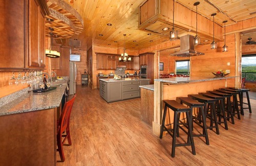 Gatlinburg - Pigeon Forge Cabina | Contáctenos para obtener un 15% de descuento adicional en una nueva estadía del 15 de julio al 28 de agosto de 2019