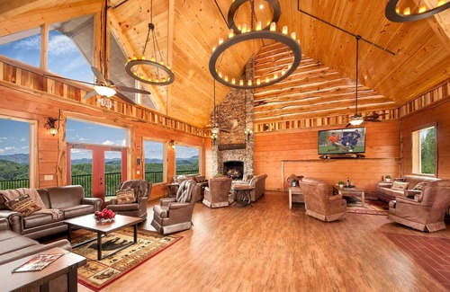 Gatlinburg - Pigeon Forge Cabina | Contáctenos para obtener un 15% de descuento adicional en una nueva estadía del 15 de julio al 28 de agosto de 2019