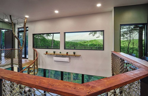 Sevierville Casa | Skyview Treehouse- luxury treehouse with breathtaking views