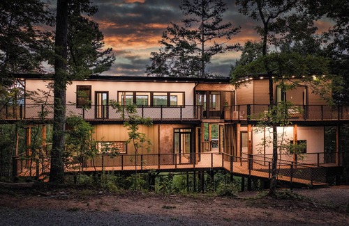 Sevierville Casa | Skyview Treehouse- luxury treehouse with breathtaking views