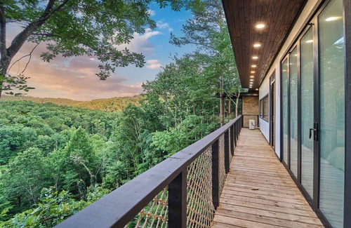 Sevierville Casa | Skyview Treehouse- luxury treehouse with breathtaking views