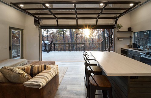 Sevierville Cabina | Skywalk Treehouse: 4 Treehouses Linked by Bridges, all 4 treehouses to yourself