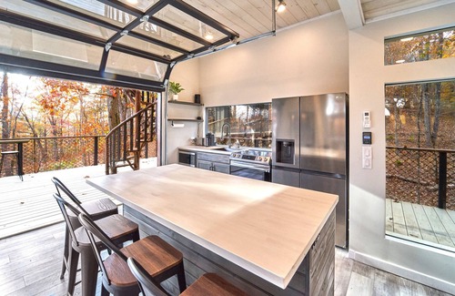Sevierville Cabina | Skywalk Treehouse: 4 Treehouses Linked by Bridges, all 4 treehouses to yourself