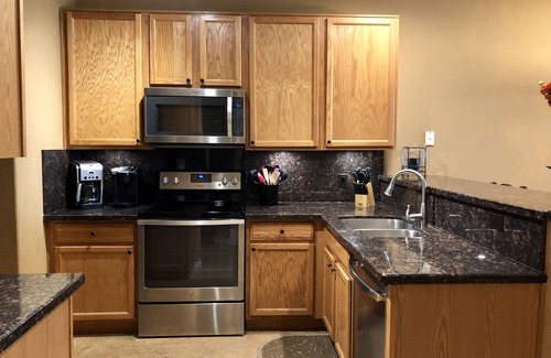 Superstition Lakes Condominio | Superstition Lakes 2 BR Condo; Vistas de golf; Comunidad cerrada con piscina climatizada y spa
