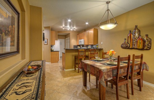 Superstition Lakes Condominio | Superstition Lakes 2 BR Condo; Vistas de golf; Comunidad cerrada con piscina climatizada y spa