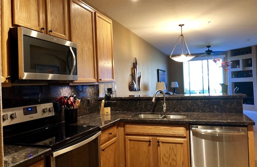 Superstition Lakes Condominio | Superstition Lakes 2 BR Condo; Vistas de golf; Comunidad cerrada con piscina climatizada y spa