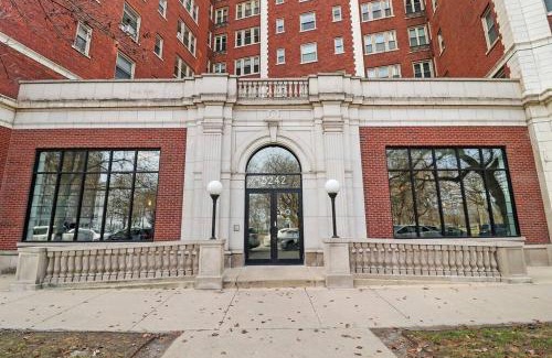 East Hyde Park Apartamento | Sleek 1-Bedroom Apt in Chicago - East Park Tower 0610 rep