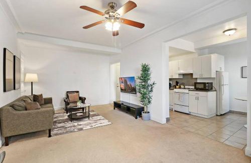 East Hyde Park Apartamento | Sleek 1-Bedroom Apt in Chicago - East Park Tower 0610 rep