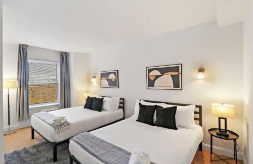 East Hyde Park Apartamento | Sleek 1-Bedroom Apt in Chicago - East Park Tower 0610 rep