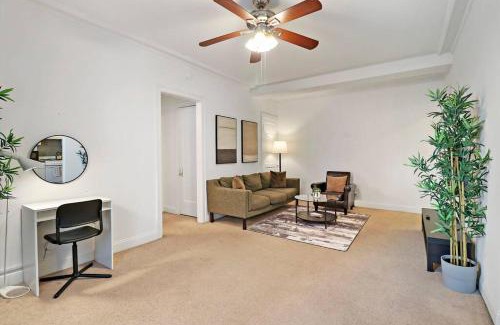 East Hyde Park Apartamento | Sleek 1-Bedroom Apt in Chicago - East Park Tower 0610 rep