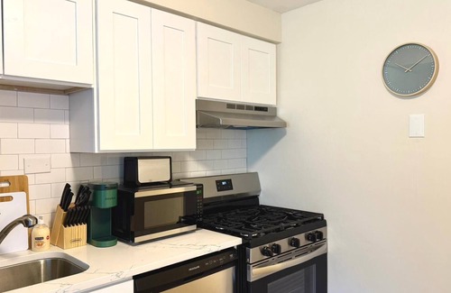 Des Plaines Apartamento | Sleek 1BR Getaway: Ideal Spot Near O'Hare!