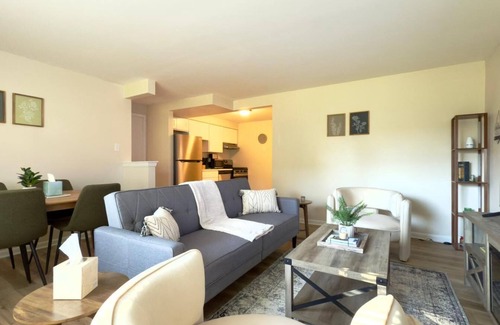Des Plaines Apartamento | Sleek 1BR Getaway: Ideal Spot Near O'Hare!
