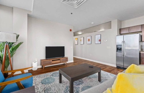 Downtown Pittsburgh Apartamento | Sleek 2BR Downtown Retreat with Gym