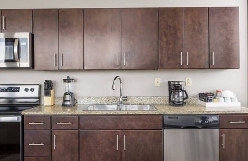 Downtown Pittsburgh Apartamento | Sleek 2BR Downtown Retreat with Gym
