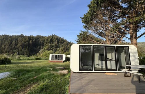 Klamath Cabina | Sleek and Modern Glamping Pod in Klamath, Perfect for a Getaway near the Pacific Ocean