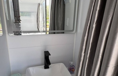 Klamath Cabina | Sleek and Modern Glamping Pod in Klamath, Perfect for a Getaway near the Pacific Ocean