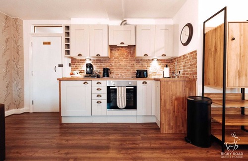 Watford Apartamento | Sleek and Pet-friendly Studio Flat with FREE WIFI and PARKING