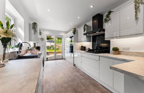 Bedminster Casa | Sleek and Stylish Bristol Abode - Sleeps 5