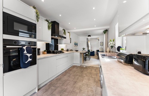 Bedminster Casa | Sleek and Stylish Bristol Abode - Sleeps 5