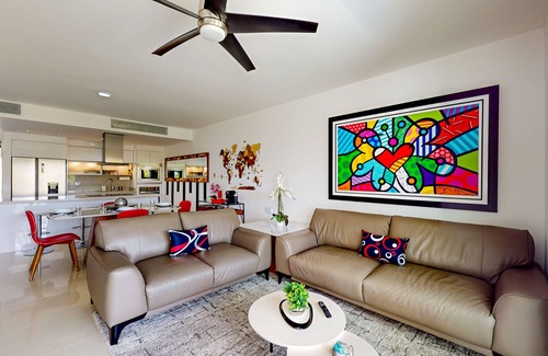 Puerto Juarez Apartamento | Sleek apartment with washer/dryer, full kitchen, furnished terrace, on-site pool