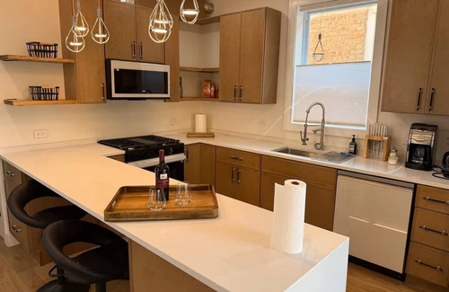 Avondale Condominio | Sleek Avondale Condo - King and Queen + Spa Bath + Garage + Sass