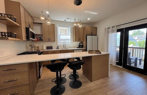 Avondale Condominio | Sleek Avondale Condo - King and Queen + Spa Bath + Garage + Sass