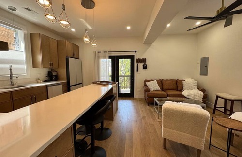 Avondale Condominio | Sleek Avondale Condo - King and Queen + Spa Bath + Garage + Sass