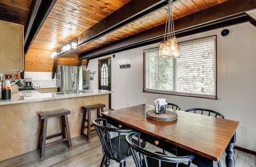 Arnold Cabina | Sleek Blue Lake Springs Retreat w/Deck & Yard!