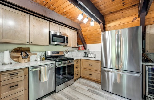 Arnold Cabina | Sleek Blue Lake Springs Retreat w/Deck & Yard!