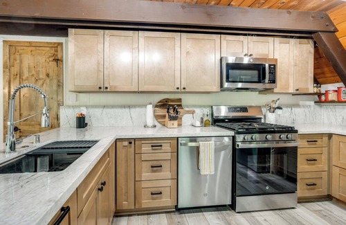 Arnold Cabina | Sleek Blue Lake Springs Retreat w/Deck & Yard!