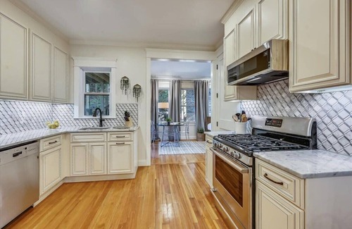 Forest Hills - Woodbourne Condominio | Sleek Boston Home | Near T
