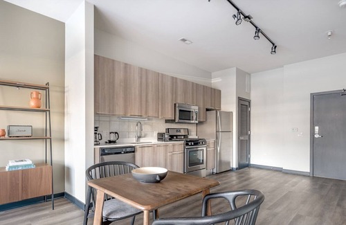 Wicker Park Apartamento | Sleek Bucktown 1BR w/ Roof & BBQ, nr Blue Line, by Blueground