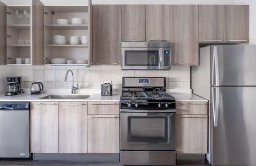 Wicker Park Apartamento | Sleek Bucktown 1BR w/ Roof & BBQ, nr Blue Line, by Blueground