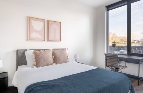 Wicker Park Apartamento | Sleek Bucktown 1BR w/ Roof & BBQ, nr Blue Line, by Blueground