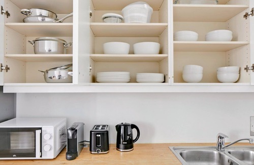 Grinzing Apartamento | Sleek Döbling 1BR w/ Elevator, near Spittelau & U6, by Blueground