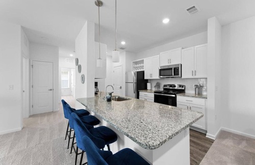 Orange Park Apartamento | Sleek Escape: Modern 3 BR Jacksonville Condo