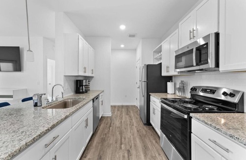 Orange Park Apartamento | Sleek Escape: Modern 3 BR Jacksonville Condo