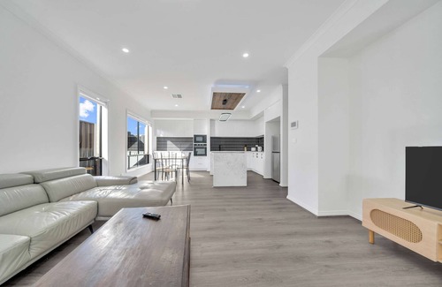 Kalkallo Casa | Sleek Family Home Near Kallo Town Centre