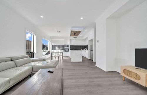 Kalkallo Casa | Sleek Family Home Near Kallo Town Centre