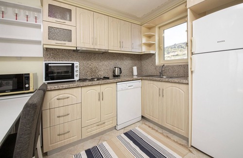 Bogazici Apartamento | Sleek Flat with Private Beach and View in Milas