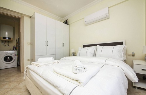 Bogazici Apartamento | Sleek Flat with Private Beach and View in Milas