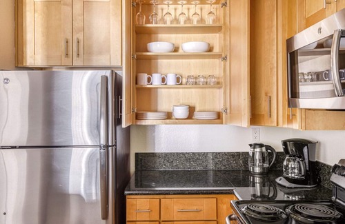 Atwater Village Apartamento | Sleek Glendale 1BR w/ Gym, Pool, Lounge, walkable location, by Blueground