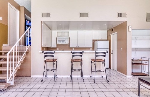 Atwater Village Apartamento | Sleek Glendale 1BR w/ Gym, Pool, Lounge, walkable location, by Blueground