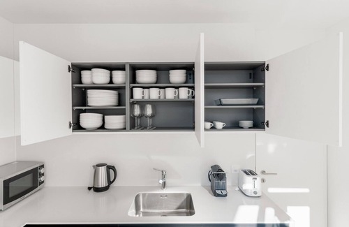 Gundeldingen Apartamento | Sleek Gundeldingen 3 Room w/ Storage, nr Basel Main Stn, by Blueground