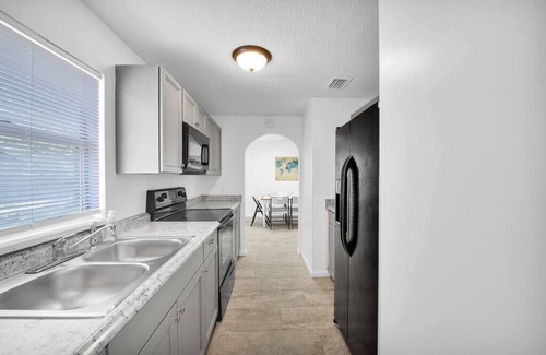 Westside Casa | ~Sleek Home Sleeps 10 Grill~