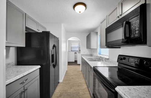 Westside Casa | ~Sleek Home Sleeps 10 Grill~