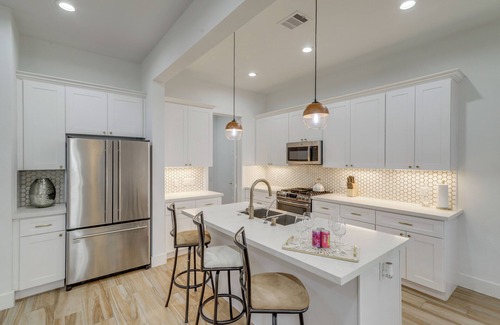 Garden Oaks Casa | Sleek Home w/ Screened Patio & Yard in Houston!