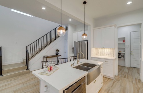 Garden Oaks Casa | Sleek Home w/ Screened Patio & Yard in Houston!