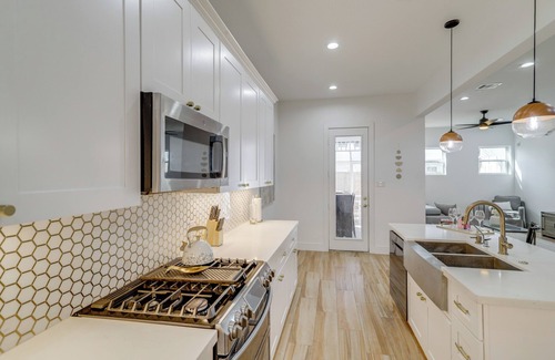 Garden Oaks Casa | Sleek Home w/ Screened Patio & Yard in Houston!