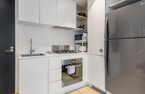 Collingwood Apartamento | Sleek Inner-City 1-Bed Pad with Pool & BBQ